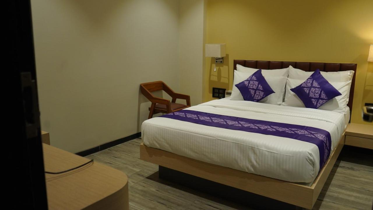 Hotel Purple Beds By Vits Dwarkesh, Surat Salabatpura Exterior foto