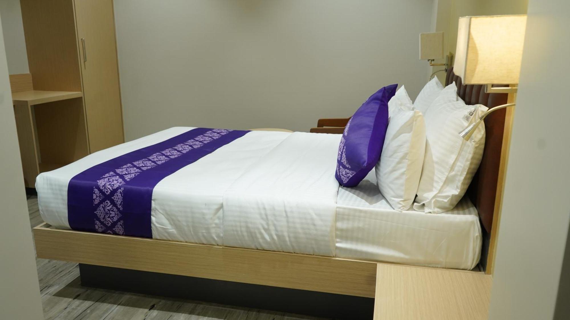 Hotel Purple Beds By Vits Dwarkesh, Surat Salabatpura Exterior foto